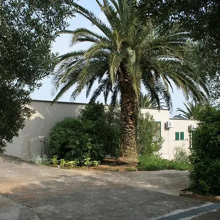 Вилла Luxury Beachfront With Private Pool At The In - Peljesac Оребич